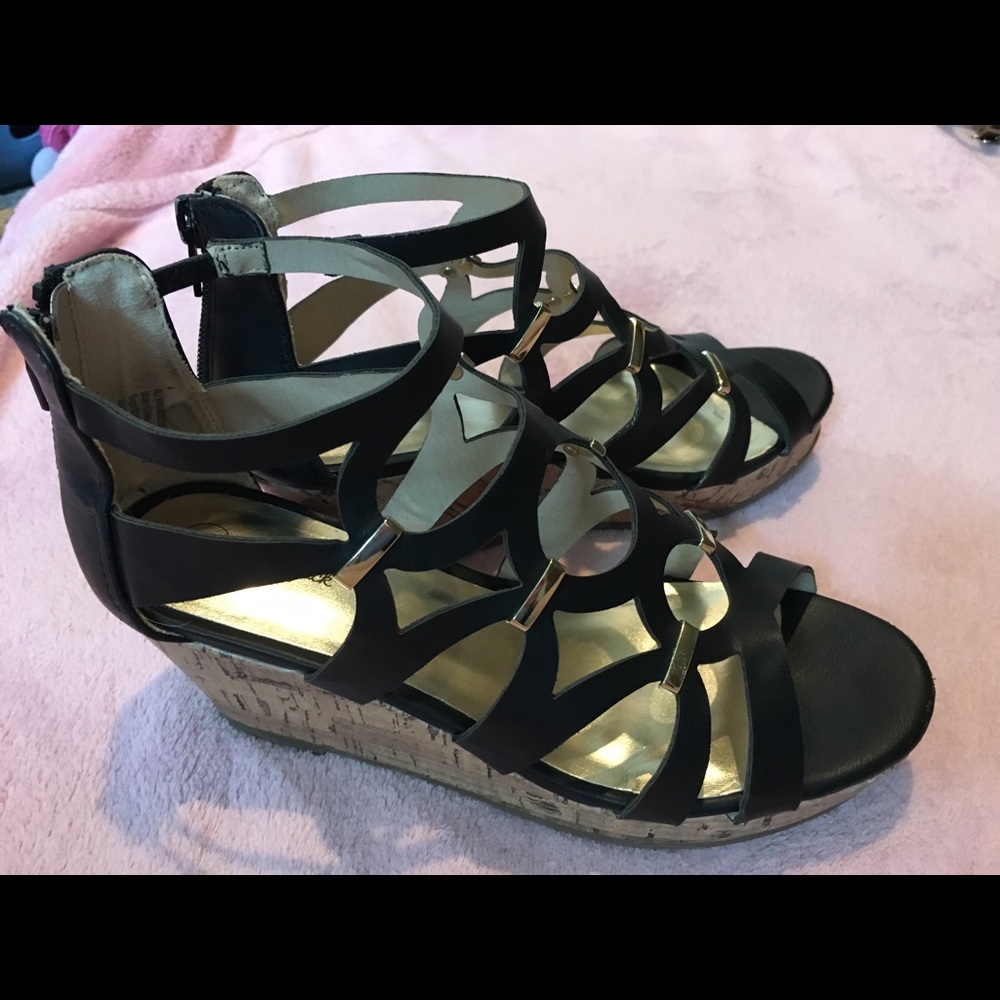 Kids 4, adult 5.5, nice wedges